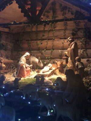 Crèche de Noël à l’église Catholique